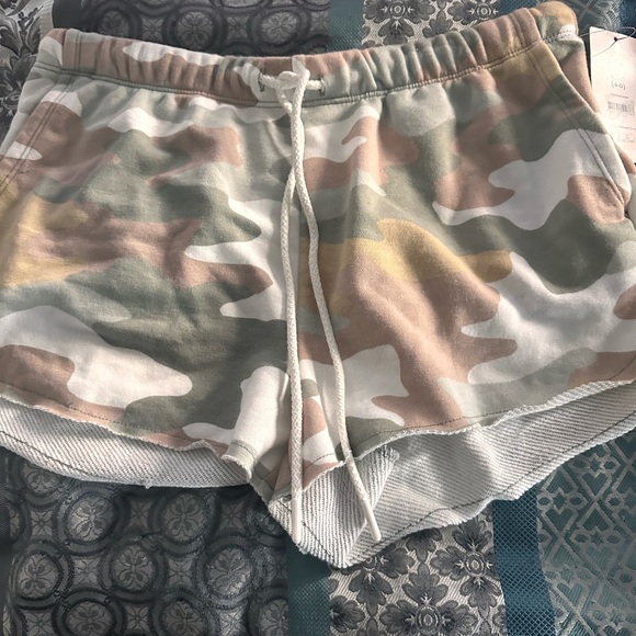 Women's CAMO Shorts Size Small (4-6) - Picture 1 of 5